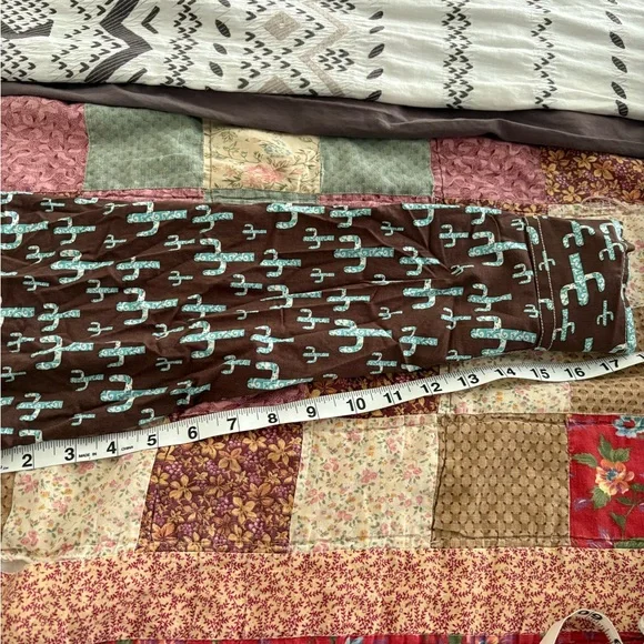 Cowgirl hardware women’s extra  large Brown Shirt with Cactus Print - Picture 7 of 9